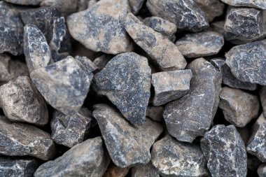 İnşaat alanının arka planında tuğla molozları