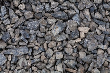 İnşaat alanının arka planında tuğla molozları