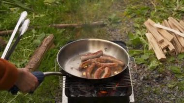 Piknikte mangalda sosis hazırlarken dikkatli ol.