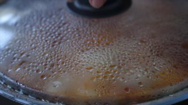 Kaynayan Shakuka ile tavadan kapağı kaldırıyorum. 