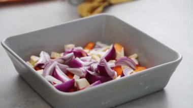 Pişirme tavasına çiğ sebze ekliyorum.