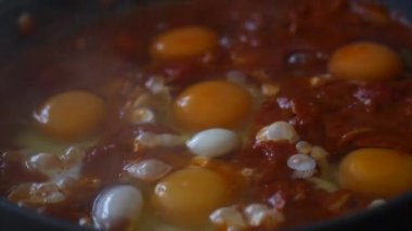 Domates soslu yumurtalar kalemle kaynıyor. 