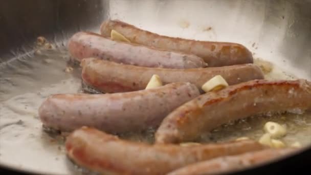 Smaskig bratwurst med vitlök som bereds på kolgrill — Stockvideo