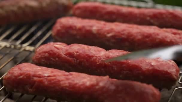 Bearbetning av grillning av läckra köttkorvar — Stockvideo