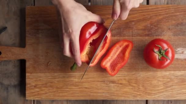 熟練の料理人がまな板で赤野菜をスライス — ストック動画
