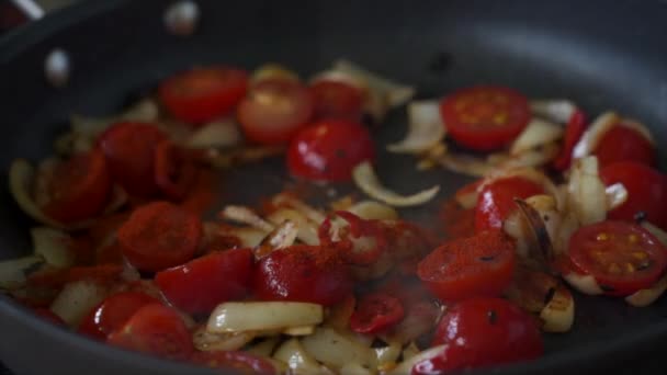 Tempero fritar legumes com pimenta vermelha em pó — Vídeo de Stock