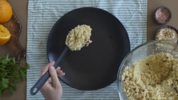 Gesichtslose Person serviert gekochten Couscous — Stockvideo