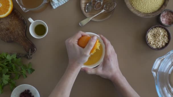 Pessoa sem rosto fazendo suco de laranja — Vídeo de Stock