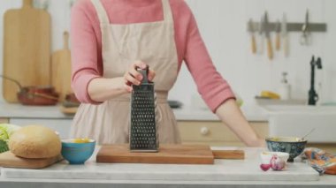 Aşçı lahana salatası yapıyor.