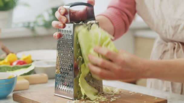 Шеф кухар готує капустяний салат — стокове відео