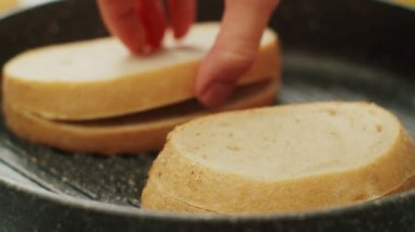 Aşçı ızgarada kızarmış ekmek pişiriyor.