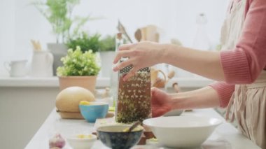 Aşçı lahana salatası yapıyor.