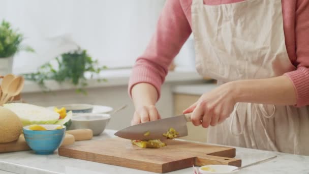 Chef cozinheiro picles picar para salada — Vídeo de Stock