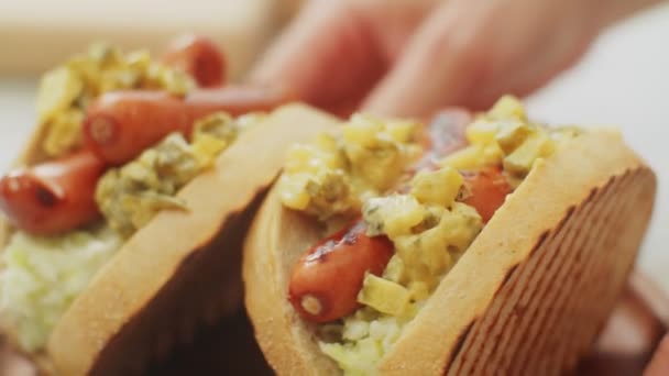 Cocinero cocinero presentando hot dog y tomándolo de plato — Vídeo de stock