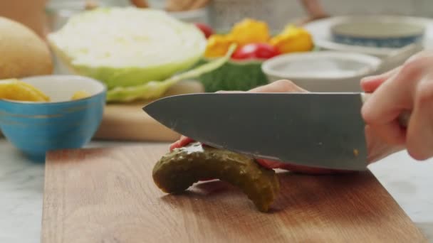 Aşçı salata için turşu doğruyor. — Stok video