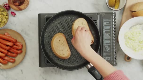 Cuoco cuoco friggere il pane su una padella — Video Stock