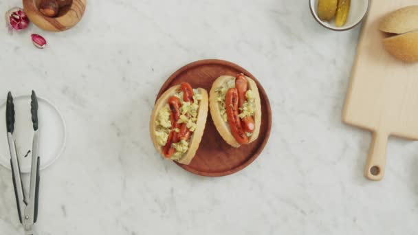 Szakács szakács felvette hotdog tányérról — Stock videók