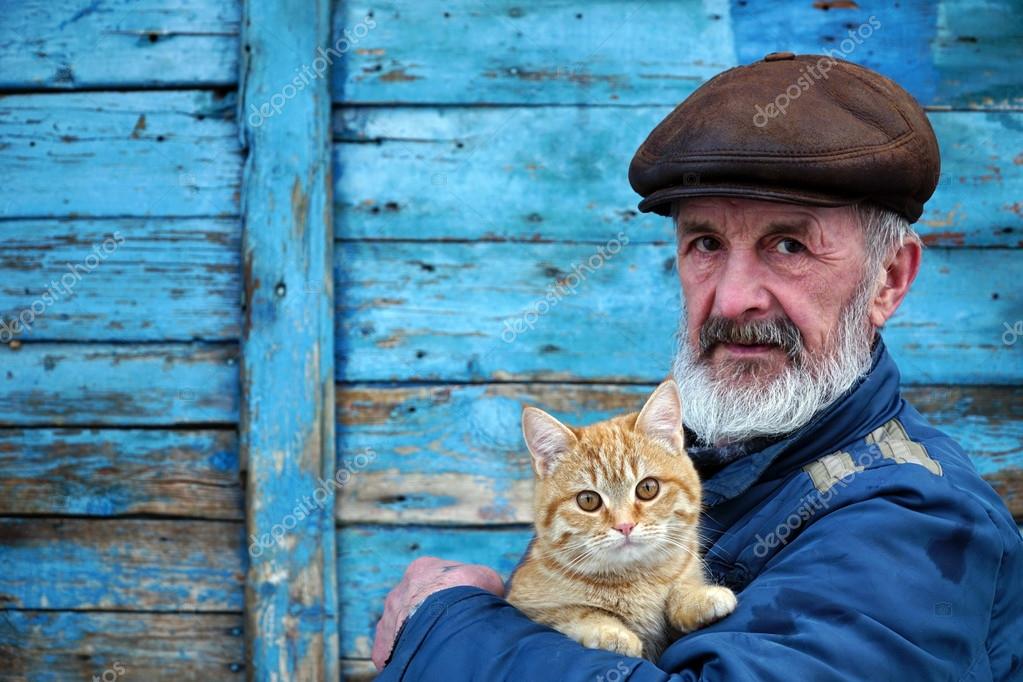 Homme Jouant Avec Un Chat Sur Ses Mains Image Libre De Droit Par Trambo C