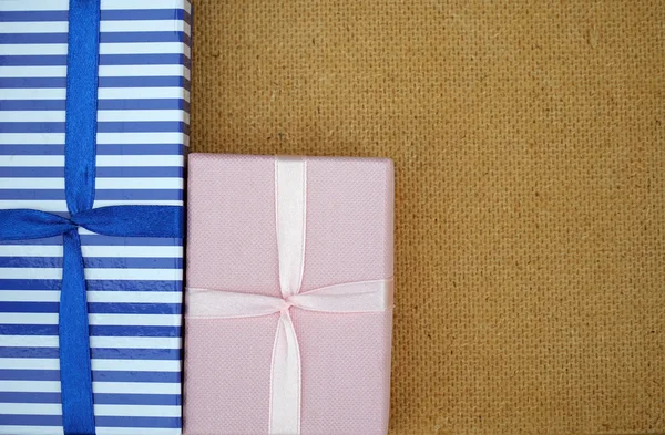 ahşap üzerinde iki hediye kutusu