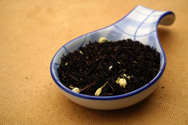 Granulado de chá com uma colher — Fotografia de Stock