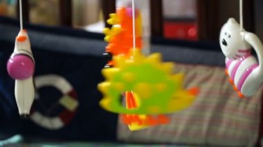 video hayvanlar ile hareket eden ve ev bebek döner. çocuklar oyuncak