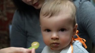 genç çocuk bebek maması beslenme büyükanne.