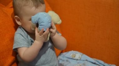 Bir oyuncakla oynamak video çocuk