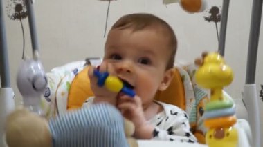 otomatik elektrikli swing oynamaya yedi aylık bebek