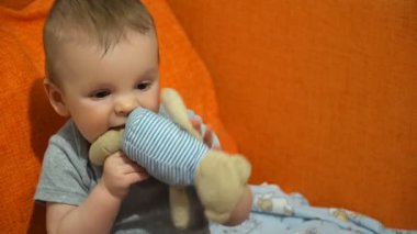 Bir oyuncakla oynamak video çocuk