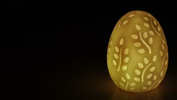 Parlayan Paskalya yumurta masaya kadar yakın — Stok video