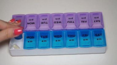 genç kız vitamin her gün tek tek hücreleri dağıtır