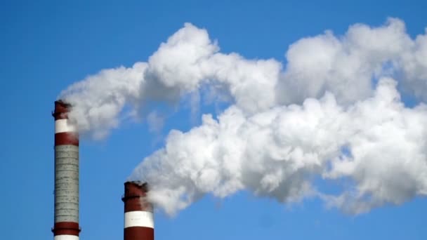Kominy przemysłowe emituje toksycznych zanieczyszczeń w niebo zanieczyszczających środowisko — Wideo stockowe