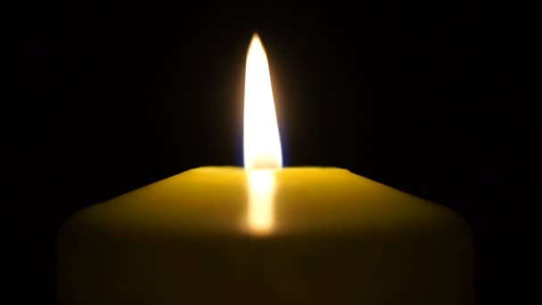 Кадры горящей свечи изолированы на черный — стоковое видео