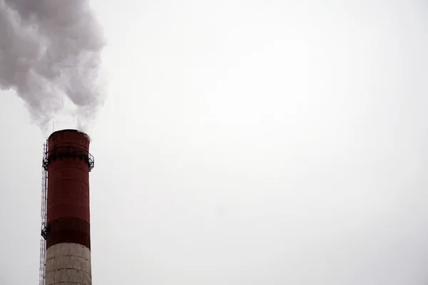 Ipari kémény bocsát ki mérgező szennyező anyagok az égbe környezet szennyező — Stock Fotó