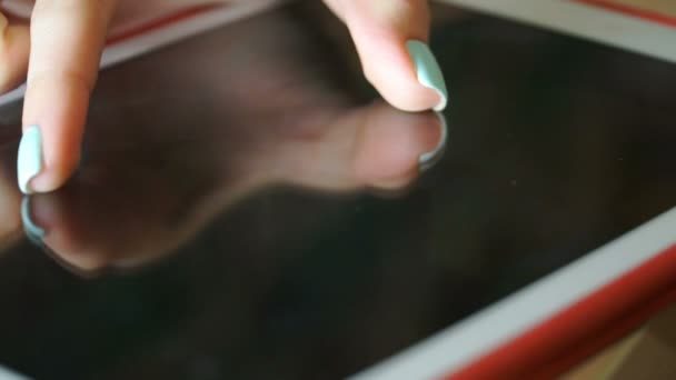 Γυναίκα χρησιμοποιεί ένα closeup του tablet — Αρχείο Βίντεο