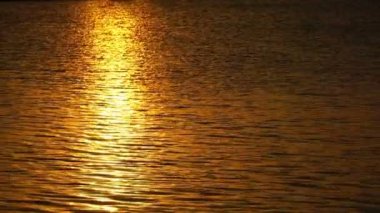 güzel gün batımı suya yansıyan görüntüleri.