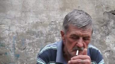 bir sigara bir yaşlı adam