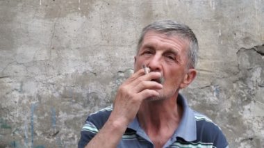 bir sigara bir yaşlı adam