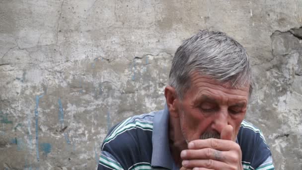 Un anciano fumando un cigarrillo — Vídeos de Stock