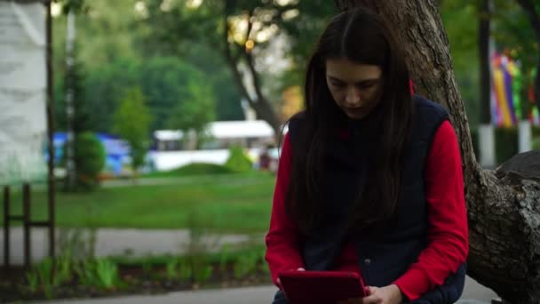 Aplicativo de uso de menina jovem no tablet do computador — Vídeo de Stock