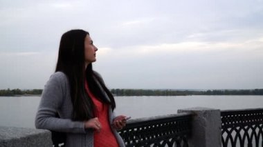 Kız kendini Rıhtımlar üzerinde yürüme smartphone cep telefonu ile yapıyor