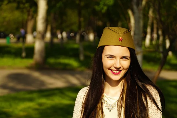 女人穿苏联军事帽子户外 — 图库照片