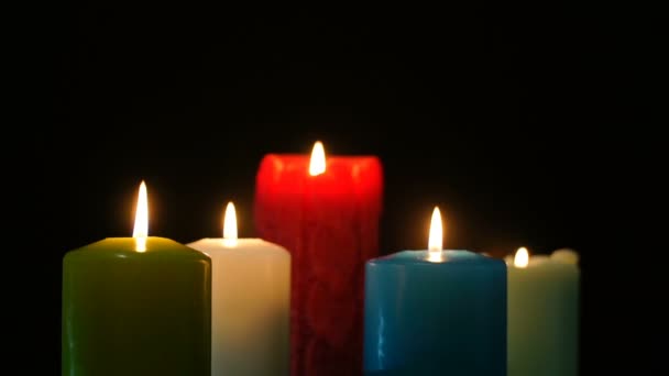 images brûlant des bougies isolées sur un fond noir .