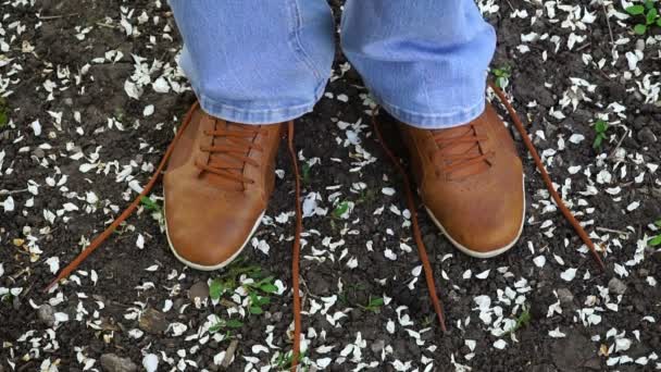 Hombres comete un paseo al aire libre y se detiene para atar sus cordones en zapatillas de deporte . — Vídeo de stock