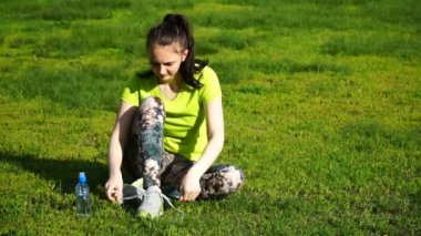 kız koşu ayakkabıları üzerinde dantel bağlamaya çalışan durdu. Fitness kız eğitim açık havada.