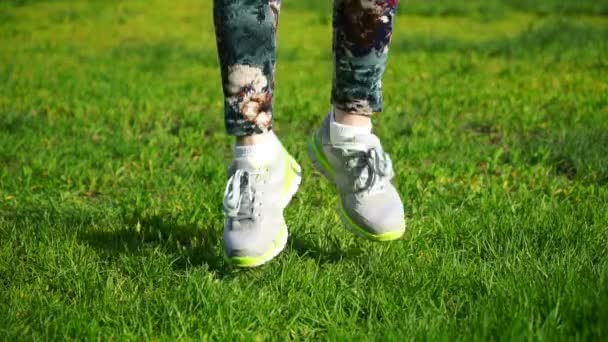 Metraje mujer saltando en una cuerda saltando en un parque de cerca — Vídeos de Stock