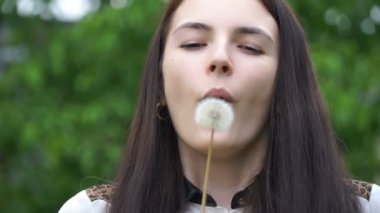 karahindiba parkta kadınla görüntüleri