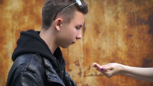 Vidéo adolescent riche donne de l'argent pour le prêt — Video