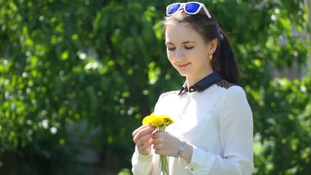 Metraje mujer con diente de león en el parque — Vídeos de Stock