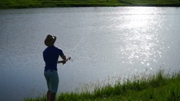 Footage fisherman catching predatory fish with spinning on the lake. — Stock Video